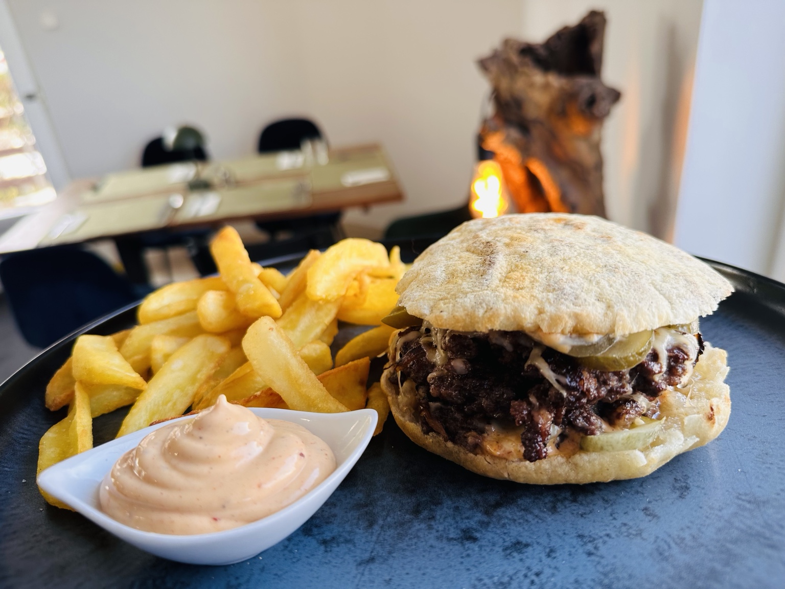 Burger hasábburgonyával és mártogatóssal