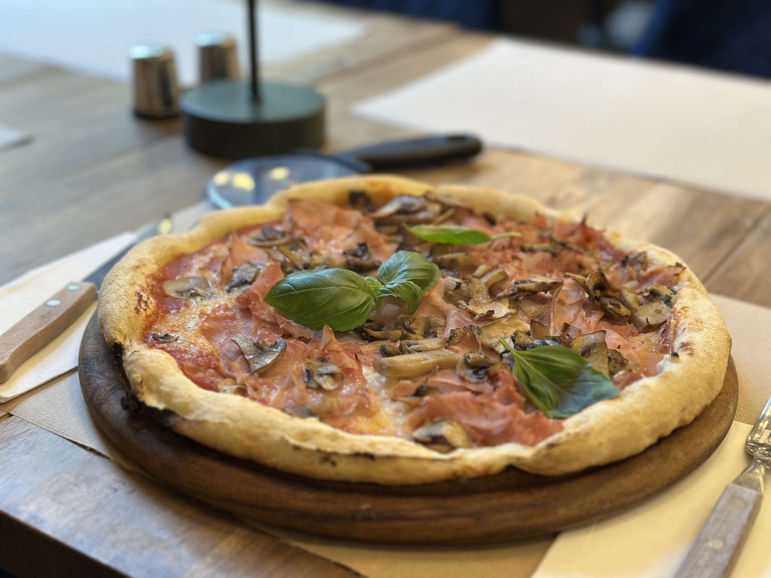 Pizza friss bazsalikommal a Tavolában