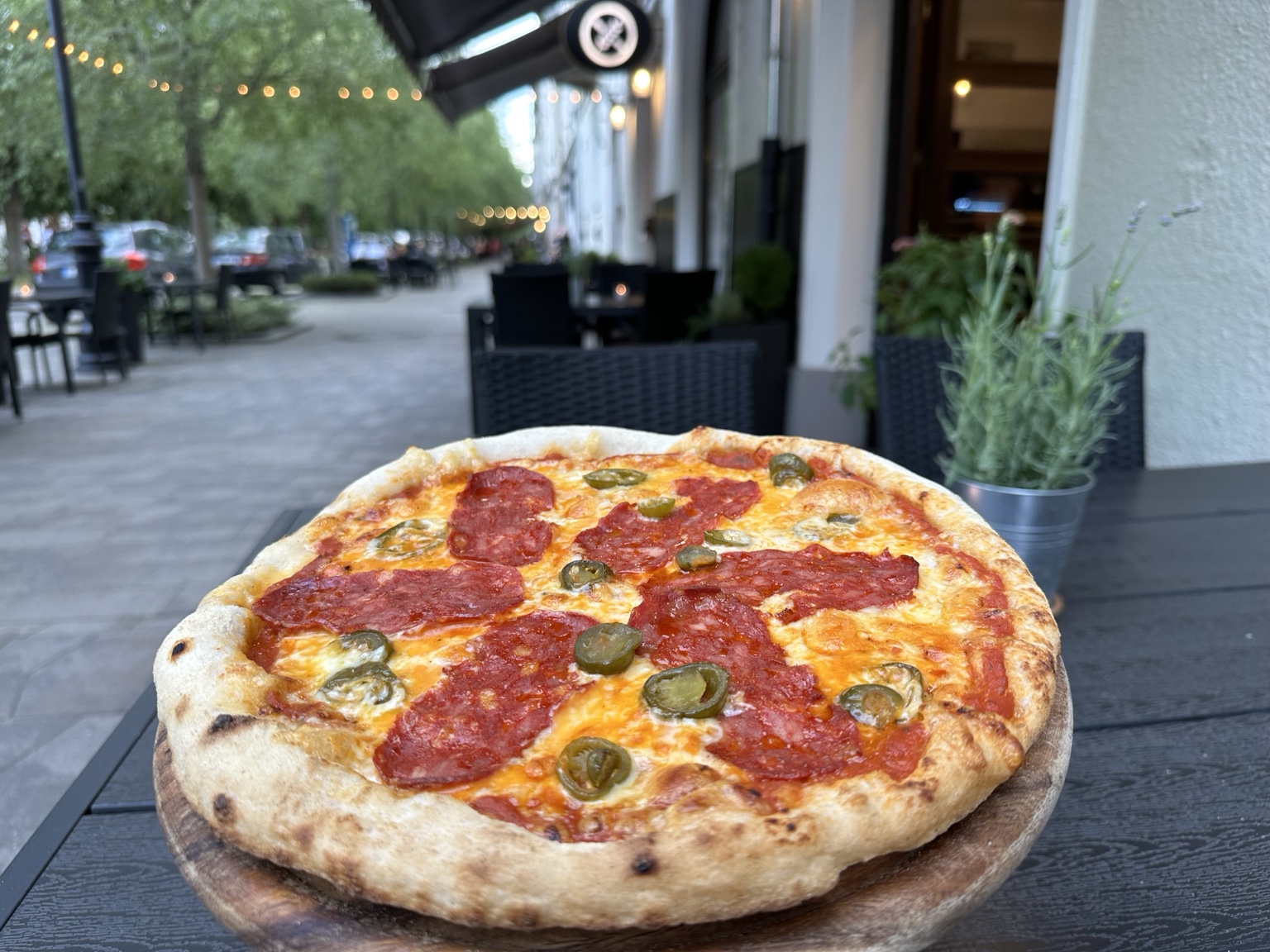 Pizza az étterem teraszán